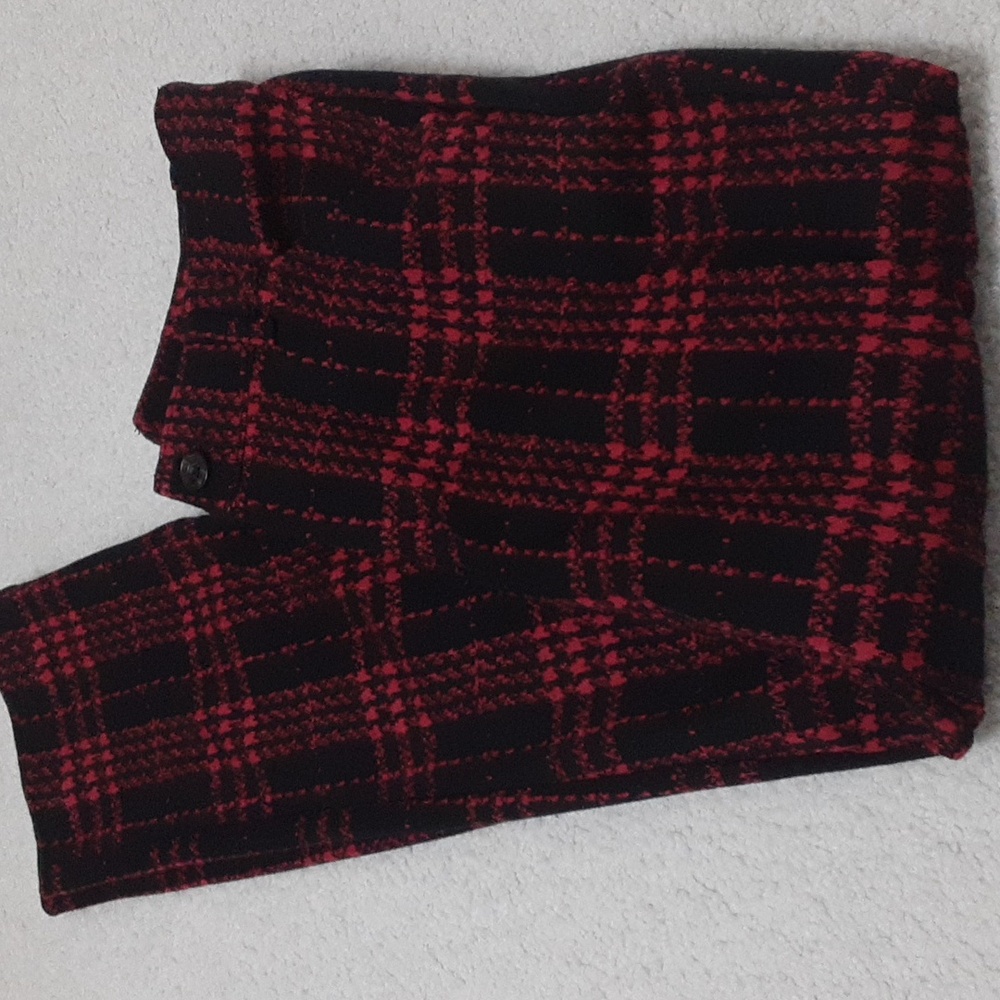 Time and tru women's red and black plaid dress pants or slacks. Size 6. Like new